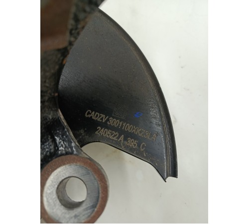 Кулак поворотный передний левый в сборе