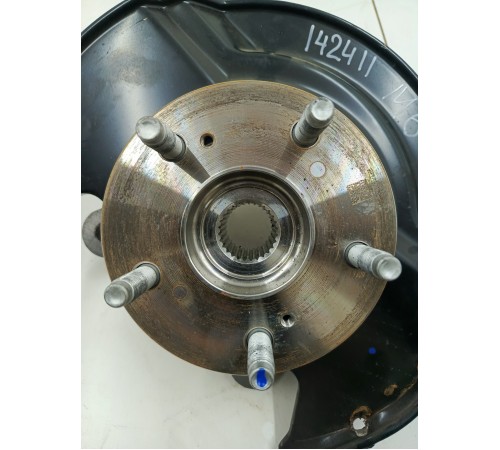 Кулак поворотный передний левый в сборе