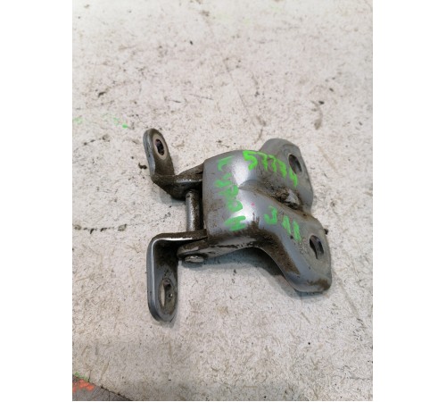 Петля двери задняя левая верхняя