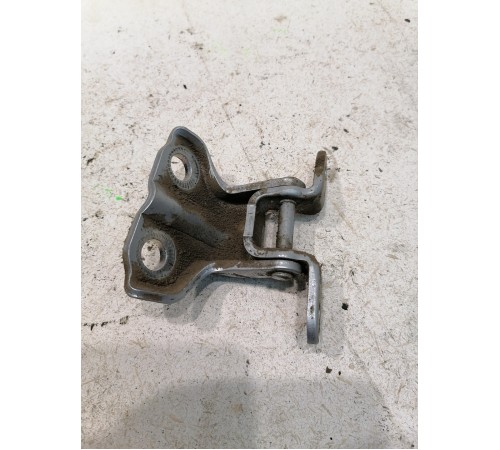 Петля двери задняя левая верхняя