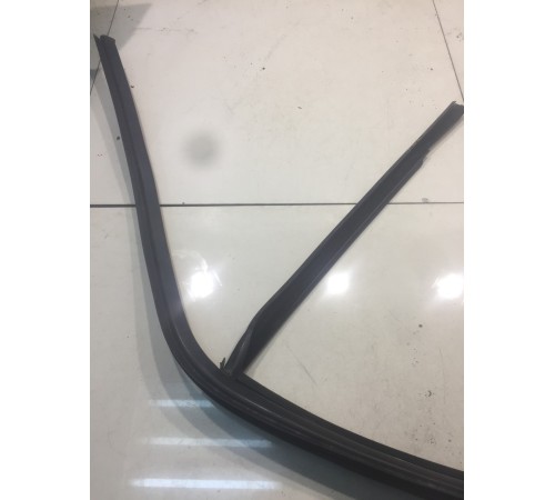 Уплотнитель стекла (задний, левый)