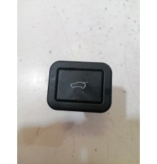 Кнопка закрывания крышки багажника