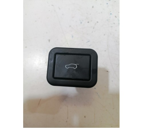 Кнопка закрывания крышки багажника