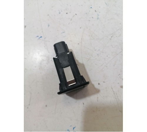 Кнопка закрывания крышки багажника