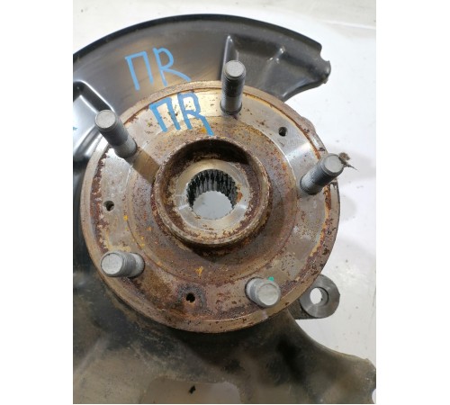 Кулак поворотный передний правый