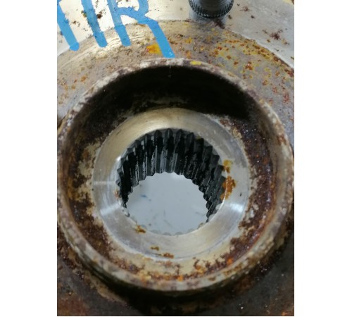 Кулак поворотный передний правый