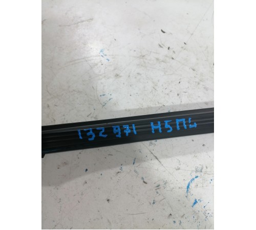 Уплотнитель стекла передний левый 