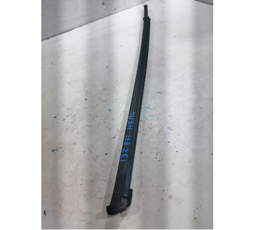 Уплотнитель стекла передний левый 