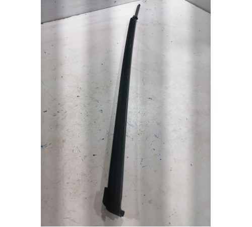 Уплотнитель стекла передний левый 