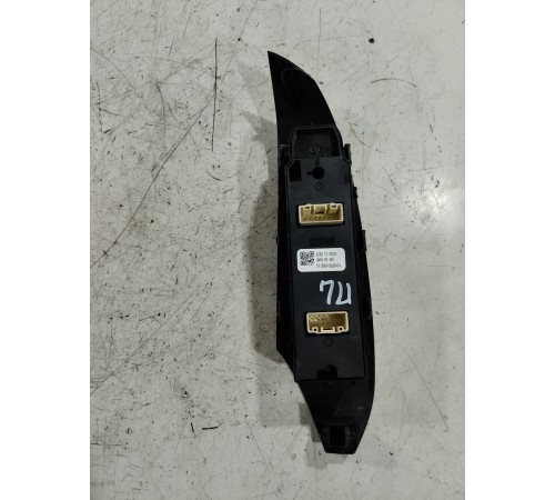 Блок кнопок управления стеклоподъёмниками передний левый