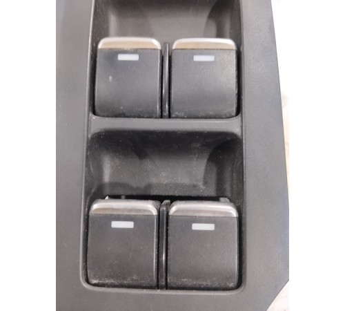 Блок кнопок управления стеклоподъёмниками передний левый
