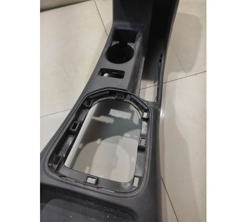 Центральная консоль с подлокотником