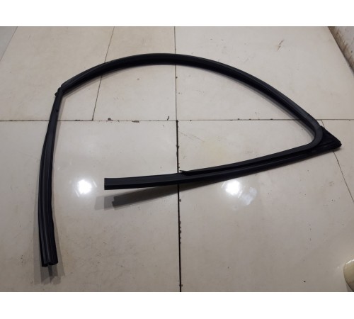 Уплотнитель стекла (передний, правый)