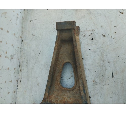 Кронштейн нижних реактивных тяг задний левый