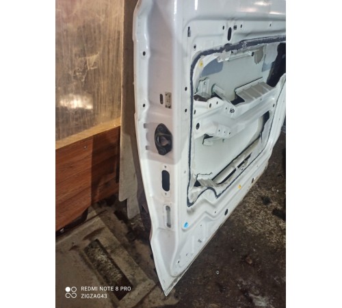 Дверь (средняя, левая)