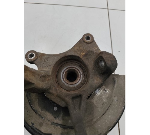 Кулак поворотный передний левый