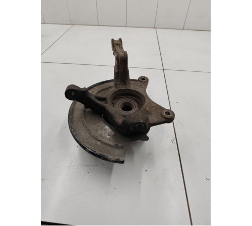 Кулак поворотный передний левый