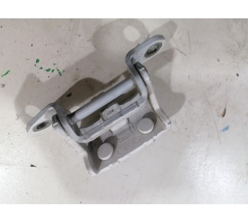 Петля двери задняя левая верхняя