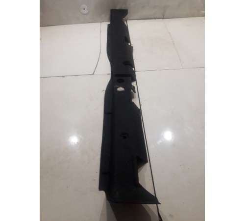 Уплотнитель накладки замка задней панели багажника