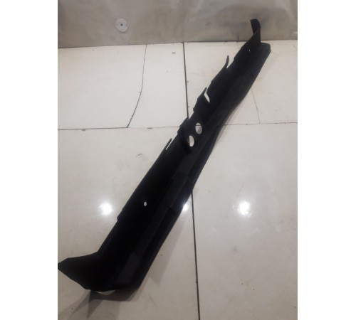 Уплотнитель накладки замка задней панели багажника