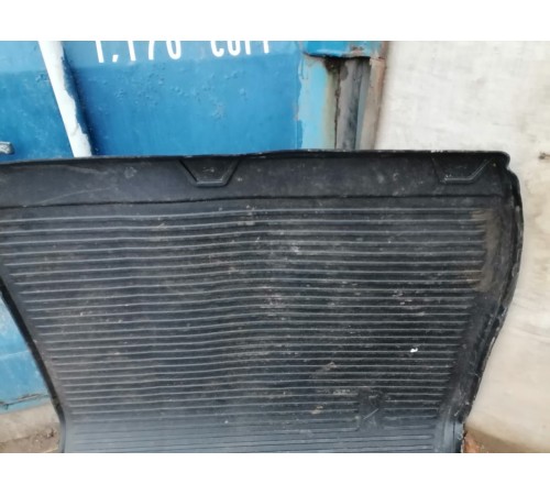 Резиновый коврик в багажник