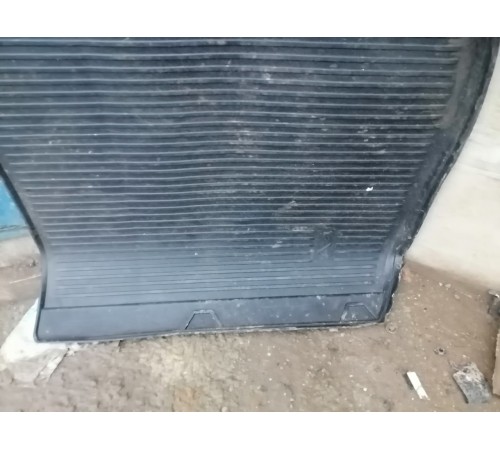 Резиновый коврик в багажник