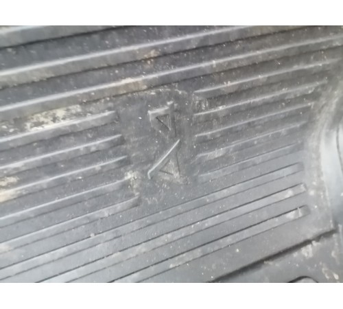 Резиновый коврик в багажник