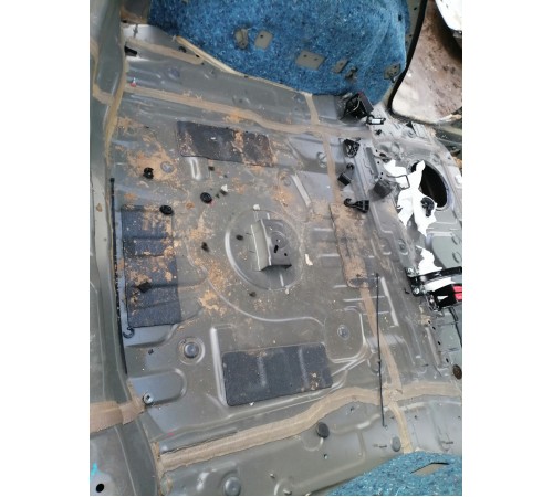 Ниша багажника запасного колеса