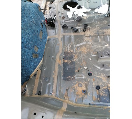 Ниша багажника запасного колеса