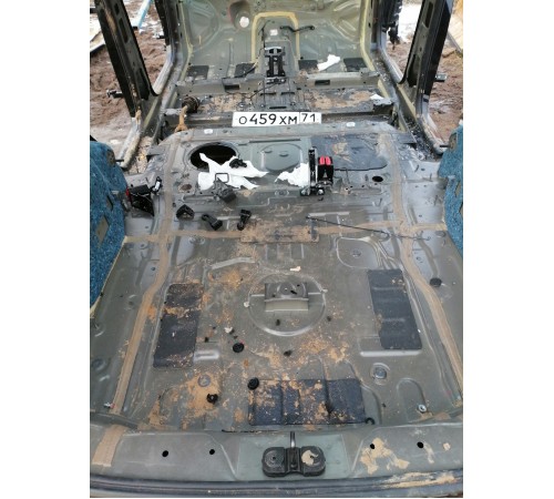 Ниша багажника запасного колеса