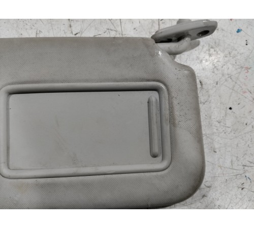 Солнцезащитный козырек правый