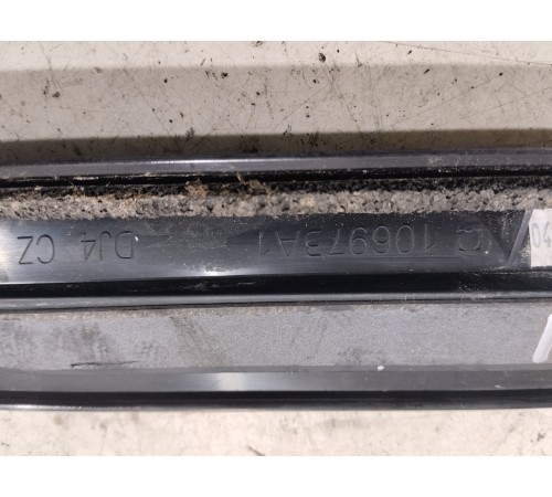 Спойлер боковой крышки багажника левый