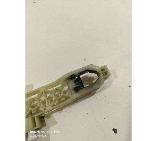 Крепление задней правой наружной ручки