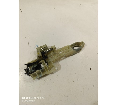 Крепление задней правой наружной ручки