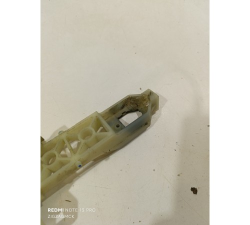 Крепление задней правой наружной ручки