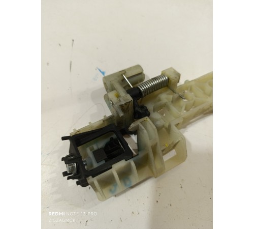 Крепление задней правой наружной ручки