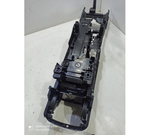 Центральная консоль с подлокотником