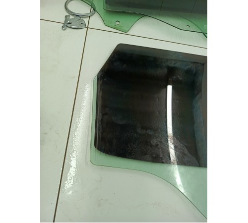 Стекло двери заднее левое