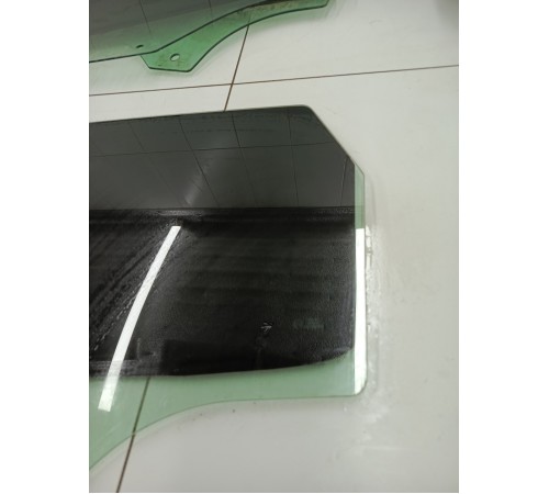 Стекло двери заднее левое