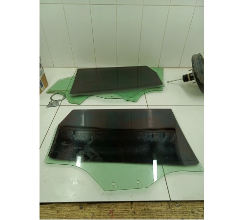 Стекло двери заднее левое