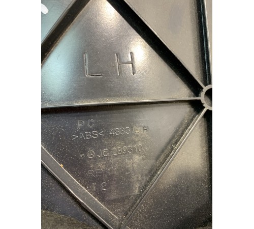 Обшивка багажника (левая)