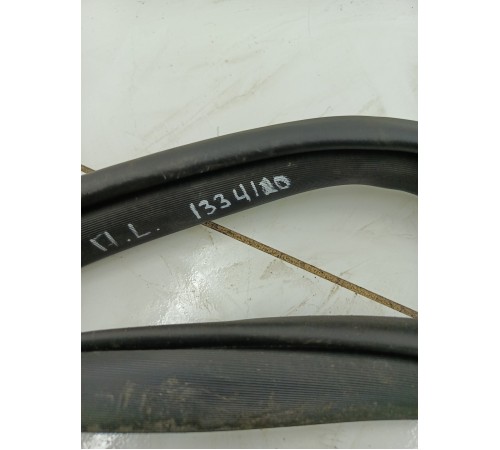 Уплотнитель двери передний левый