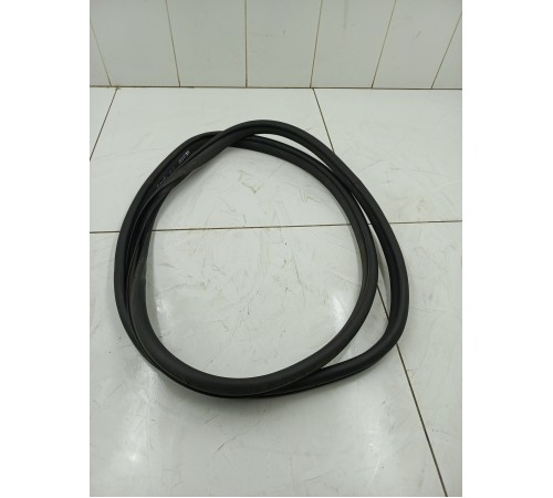 Уплотнитель двери передний левый