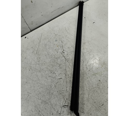 Уплотнитель стекла передний левый