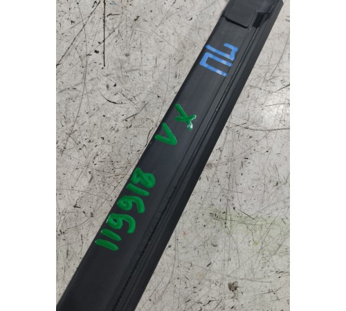 Уплотнитель стекла передний левый