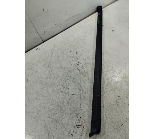 Уплотнитель стекла передний левый