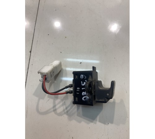 Кнопка открывания лючка бензобака