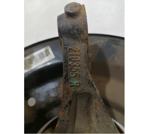 Поворотный кулак передний правый со ступицей