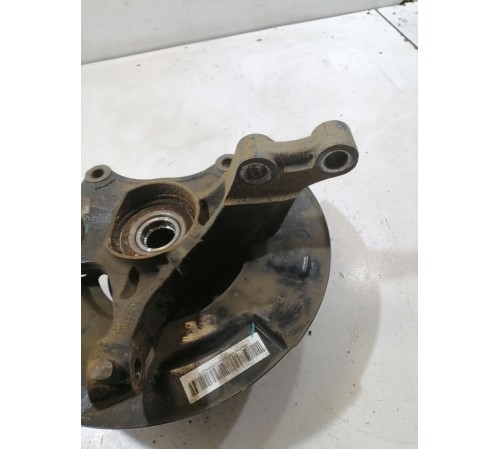 Поворотный кулак передний правый со ступицей