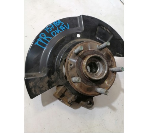 Поворотный кулак передний правый со ступицей